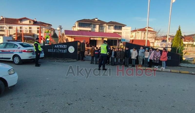 Akyazı'da jandarmadan öğrencilere trafik eğitimi
