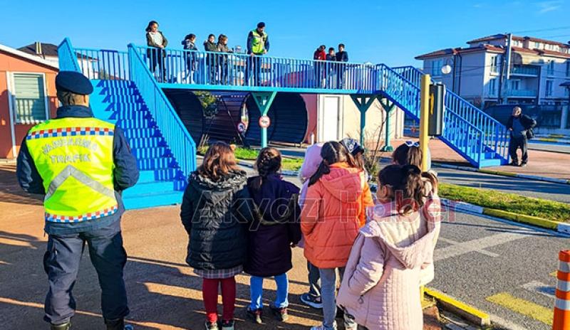 Akyazı'da jandarmadan öğrencilere trafik eğitimi