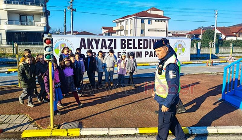 Akyazı'da jandarmadan öğrencilere trafik eğitimi