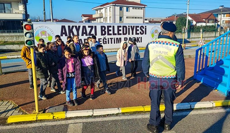 Akyazı'da jandarmadan öğrencilere trafik eğitimi