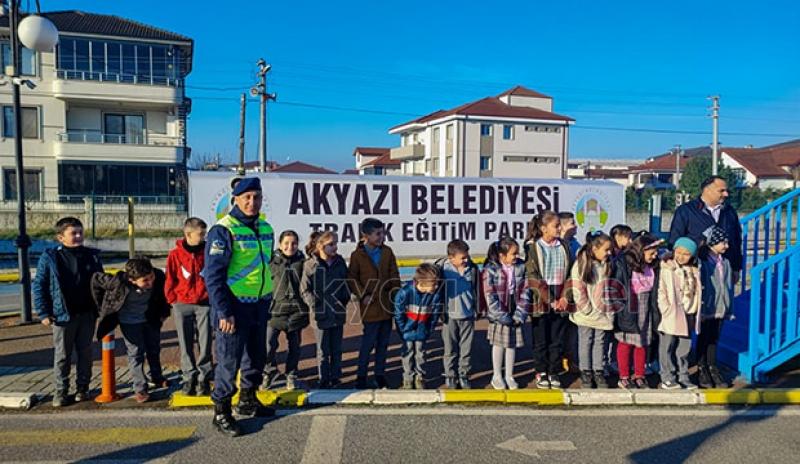 Akyazı'da jandarmadan öğrencilere trafik eğitimi