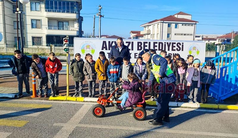 Akyazı'da jandarmadan öğrencilere trafik eğitimi