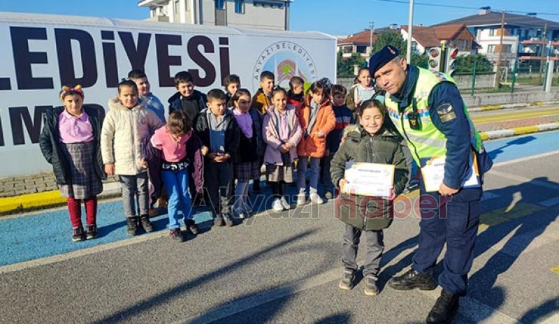 Akyazı'da jandarmadan öğrencilere trafik eğitimi