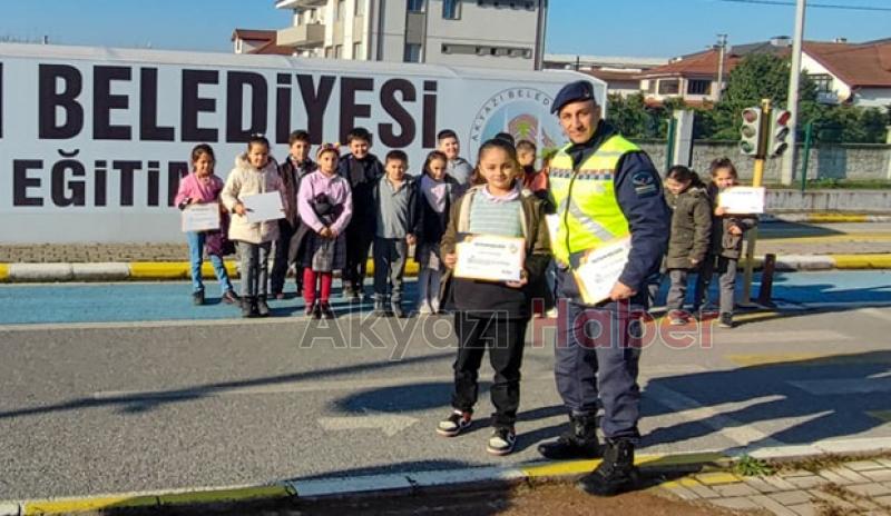 Akyazı'da jandarmadan öğrencilere trafik eğitimi