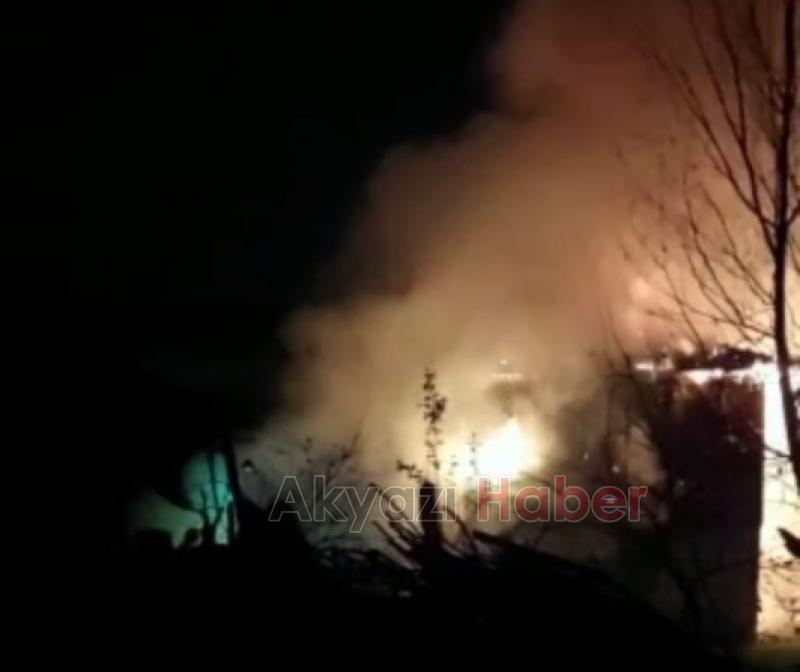 Akyazı'da ahır yandı