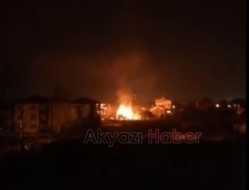 Akyazı'da ahır yandı