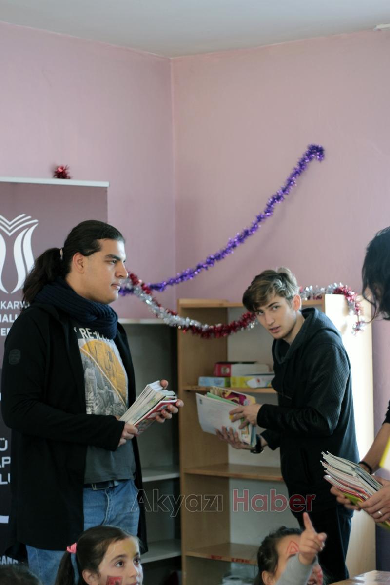 SUBÜ öğrencileri Akyazı’da kitap bağışı yaptı