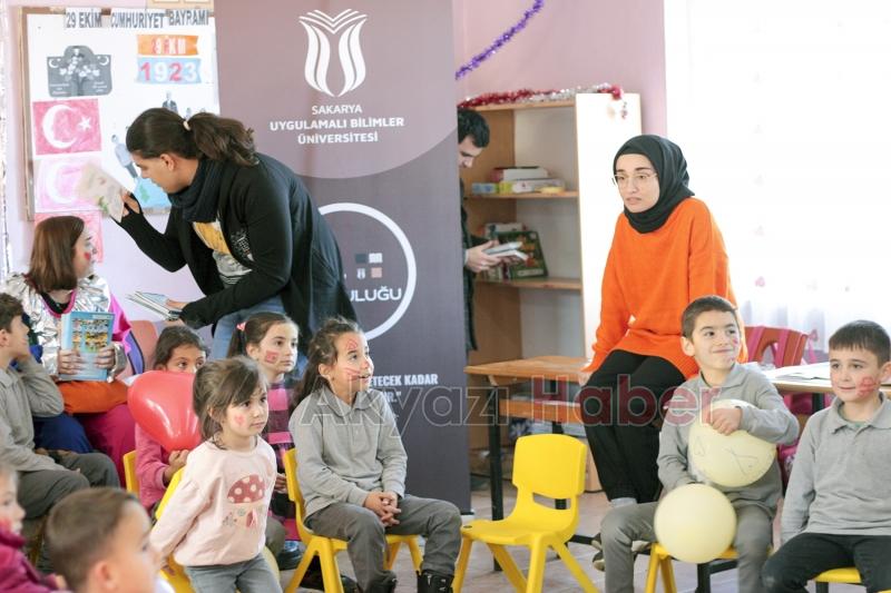 SUBÜ öğrencileri Akyazı’da kitap bağışı yaptı