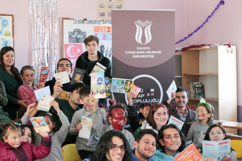 SUBÜ öğrencileri Akyazı’da kitap bağışı yaptı