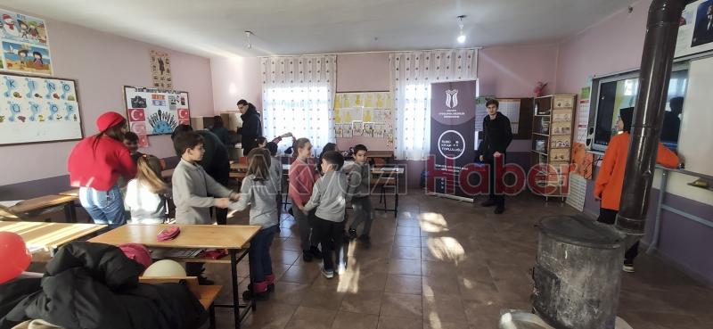 SUBÜ öğrencileri Akyazı’da kitap bağışı yaptı