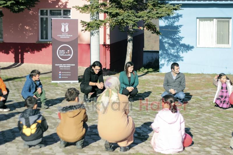 SUBÜ öğrencileri Akyazı’da kitap bağışı yaptı