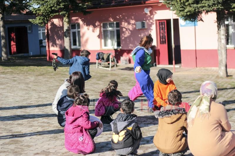 SUBÜ öğrencileri Akyazı’da kitap bağışı yaptı