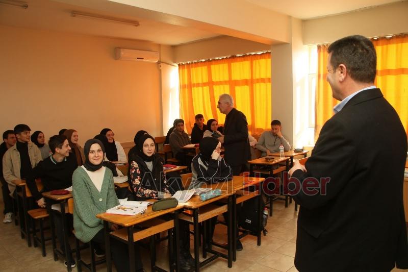 Akyazı Belediyesi'nden sınava hazırlanan öğrencilere internet hediyesi