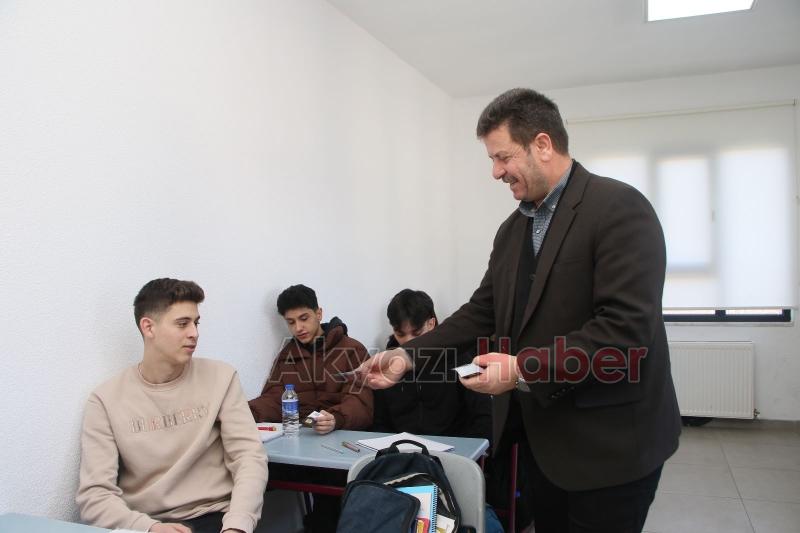 Akyazı Belediyesi'nden sınava hazırlanan öğrencilere internet hediyesi