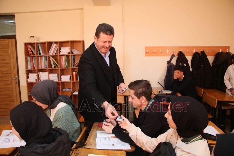 Akyazı Belediyesi'nden sınava hazırlanan öğrencilere internet hediyesi