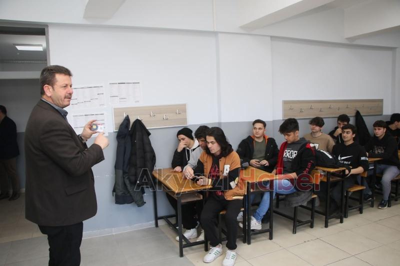 Akyazı Belediyesi'nden sınava hazırlanan öğrencilere internet hediyesi