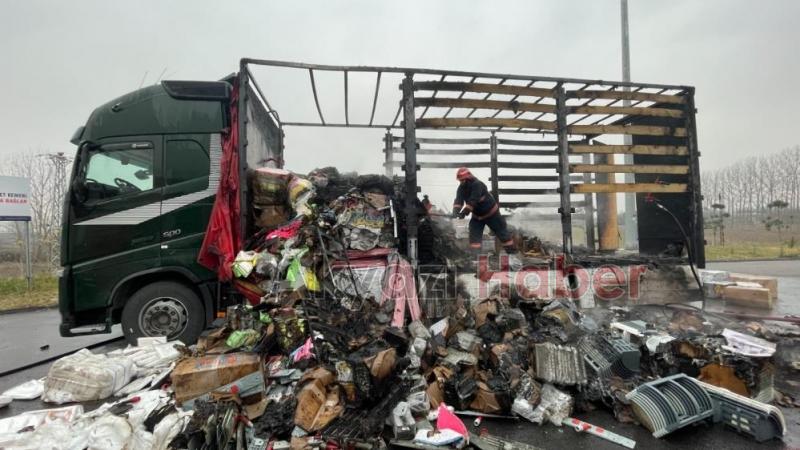 Tır alevlere teslim oldu, taşıdığı yükler küle döndü