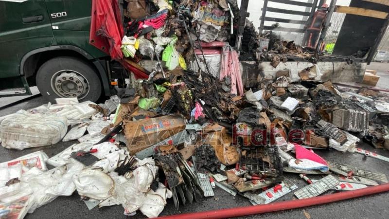 Tır alevlere teslim oldu, taşıdığı yükler küle döndü