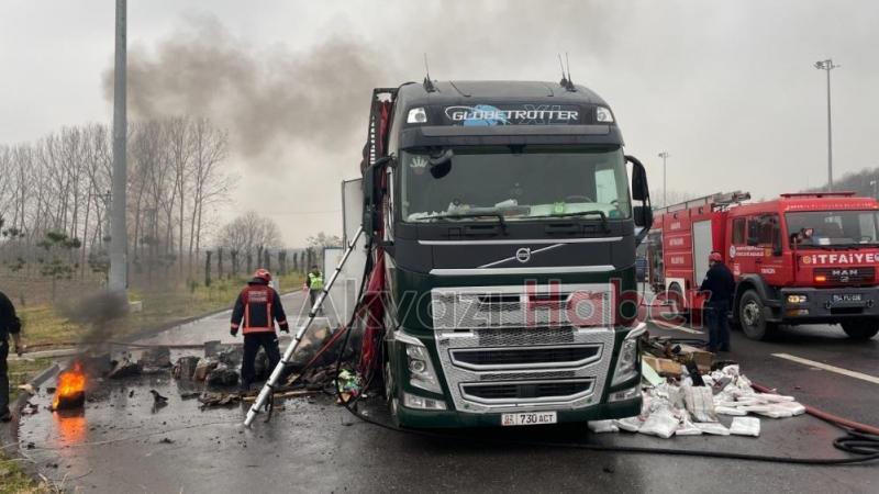 Tır alevlere teslim oldu, taşıdığı yükler küle döndü
