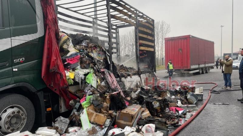 Tır alevlere teslim oldu, taşıdığı yükler küle döndü