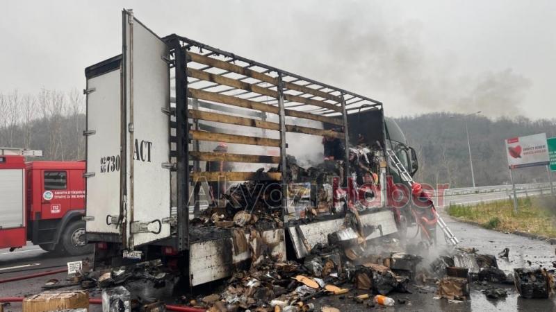 Tır alevlere teslim oldu, taşıdığı yükler küle döndü
