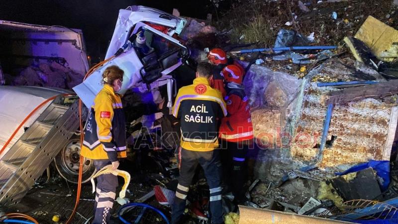 Et yüklü kamyon kağıt gibi ezildi  1i ağır, 2 yaralı