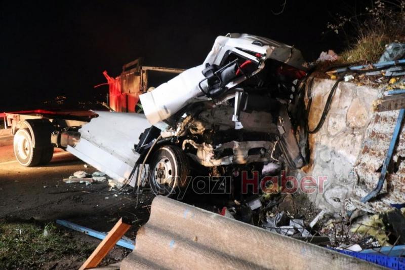 Et yüklü kamyon kağıt gibi ezildi  1i ağır, 2 yaralı