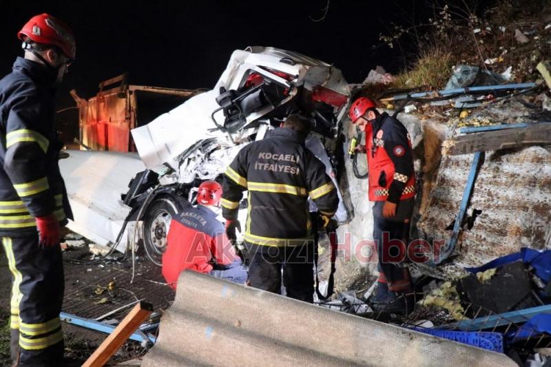 Et yüklü kamyon kağıt gibi ezildi  1i ağır, 2 yaralı