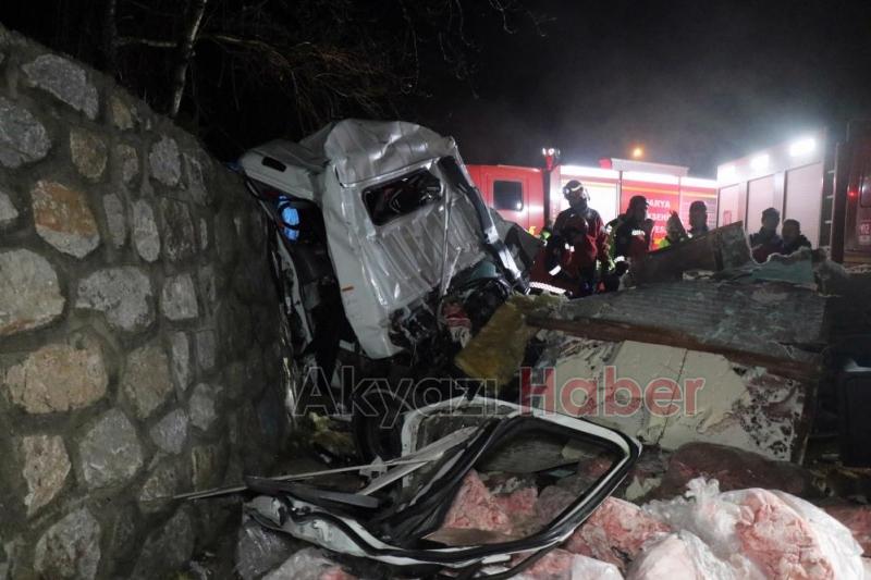 Et yüklü kamyon kağıt gibi ezildi  1i ağır, 2 yaralı