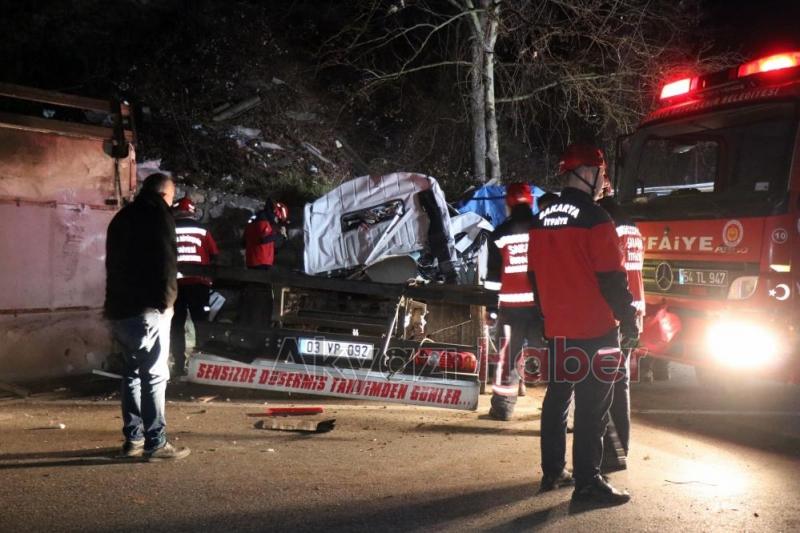 Et yüklü kamyon kağıt gibi ezildi  1i ağır, 2 yaralı