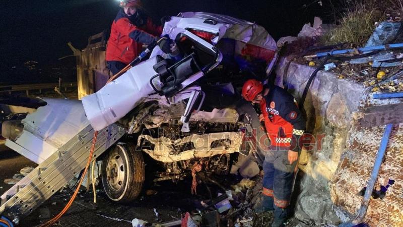 Et yüklü kamyon kağıt gibi ezildi  1i ağır, 2 yaralı