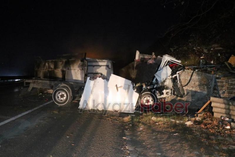 Et yüklü kamyon kağıt gibi ezildi  1i ağır, 2 yaralı