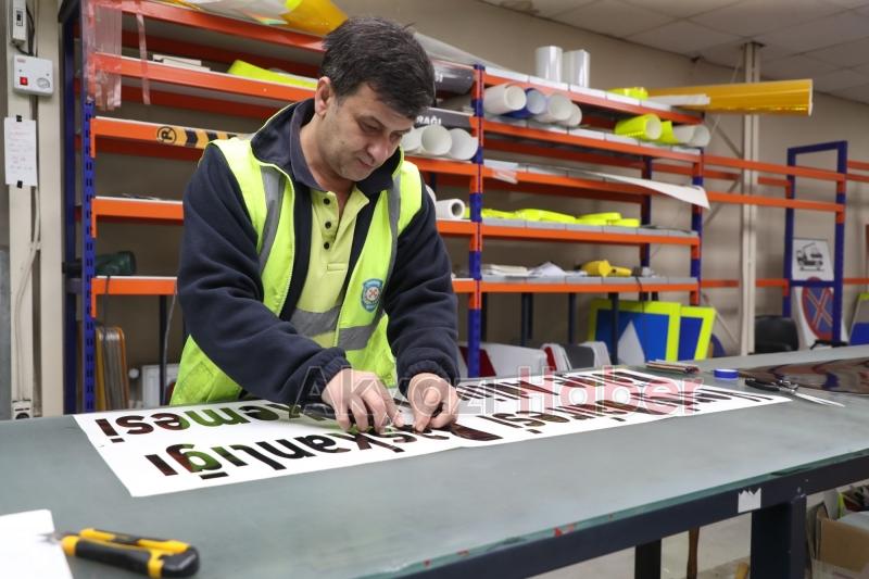 Sakarya'da yön levhaları böyle yapılıyor