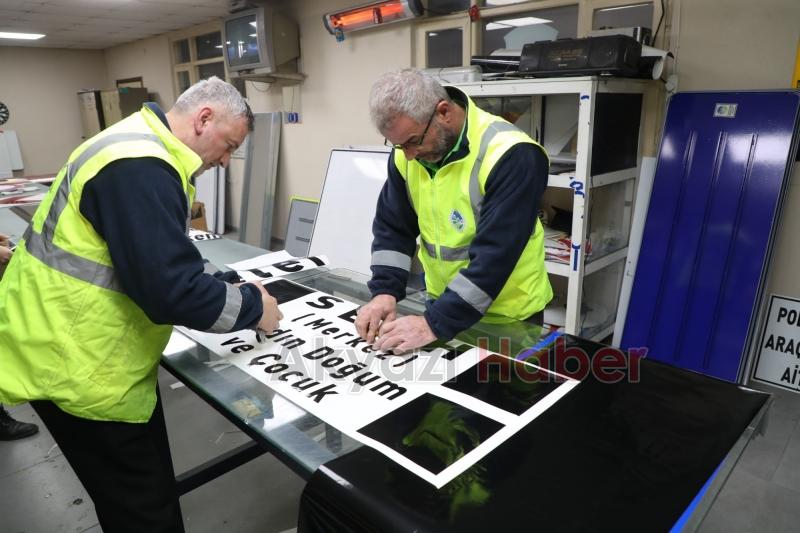 Sakarya'da yön levhaları böyle yapılıyor