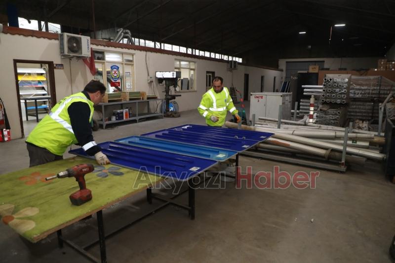 Sakarya'da yön levhaları böyle yapılıyor