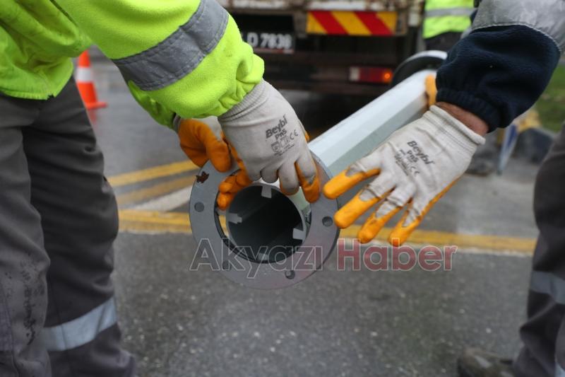 Sakarya'da yön levhaları böyle yapılıyor
