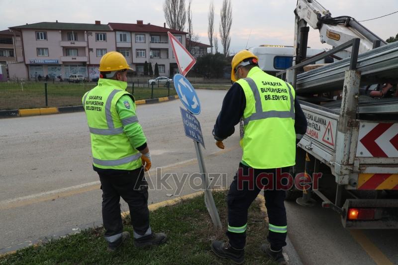 Sakarya'da yön levhaları böyle yapılıyor
