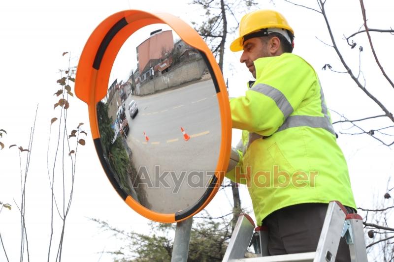 Sakarya'da yön levhaları böyle yapılıyor