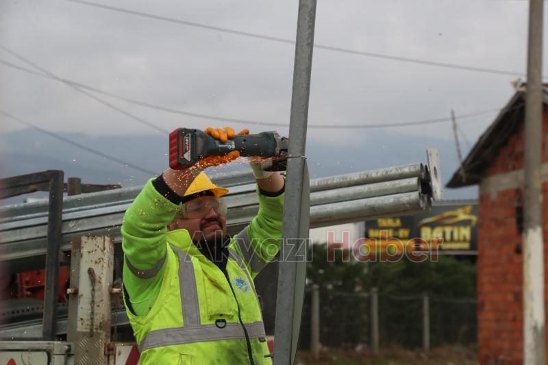 Sakarya'da yön levhaları böyle yapılıyor