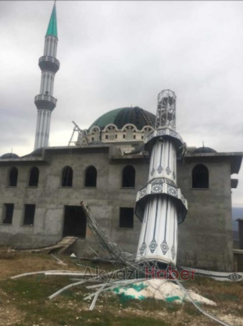 Akyazı'da cami minaresi yıkıldı