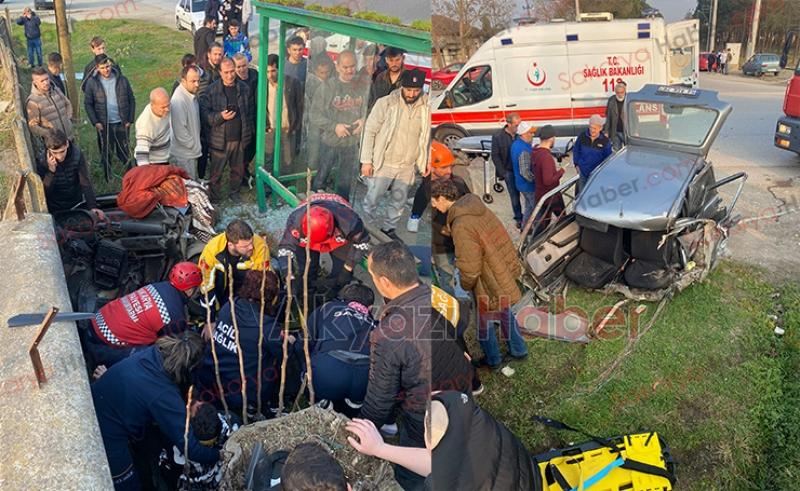 Durağa çarpan otomobil ikiye bölündü