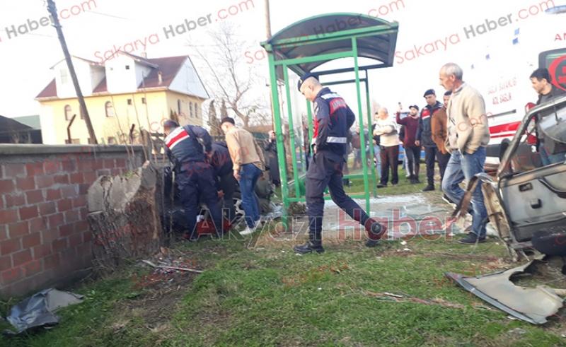 Durağa çarpan otomobil ikiye bölündü