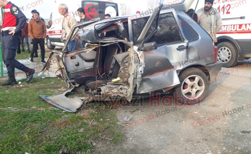 Durağa çarpan otomobil ikiye bölündü