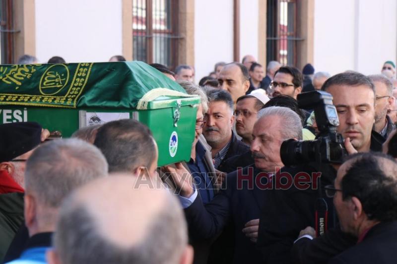 93 yaşında hayatını kaybeden eski milletvekili toparağa verildi