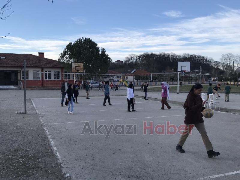 Gurbetçilerden Akyazılı çocuklara spor malzemesi yardımı