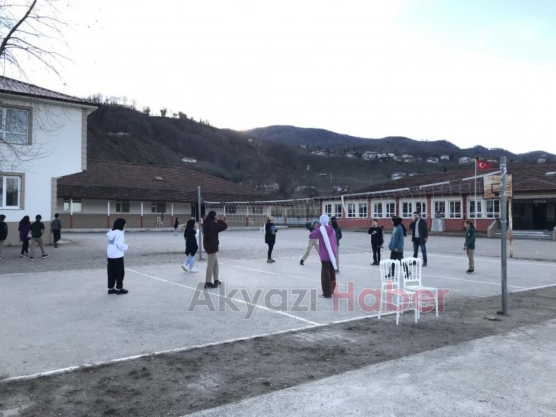 Gurbetçilerden Akyazılı çocuklara spor malzemesi yardımı