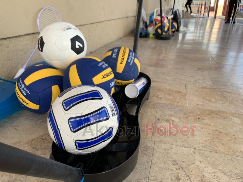 Gurbetçilerden Akyazılı çocuklara spor malzemesi yardımı