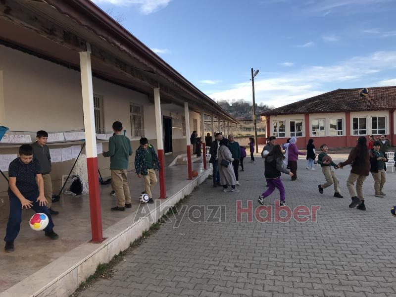 Gurbetçilerden Akyazılı çocuklara spor malzemesi yardımı