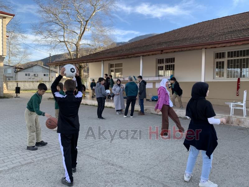 Gurbetçilerden Akyazılı çocuklara spor malzemesi yardımı