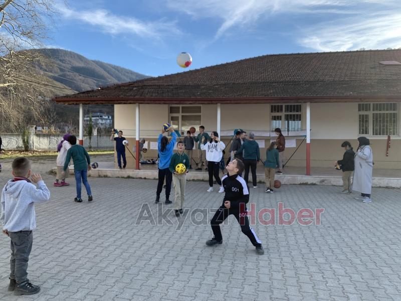 Gurbetçilerden Akyazılı çocuklara spor malzemesi yardımı
